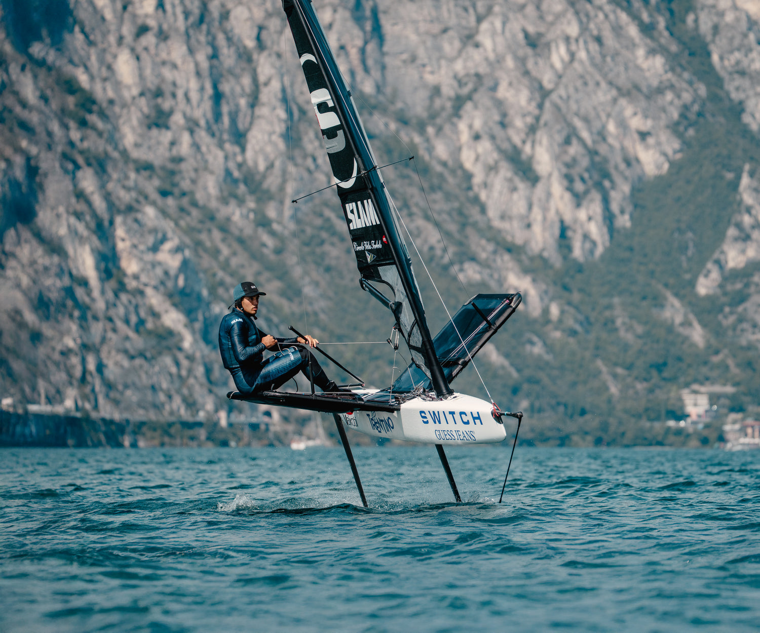 Cosa significa testare l’abbigliamento da vela in mare: stress test in condizioni reali 
