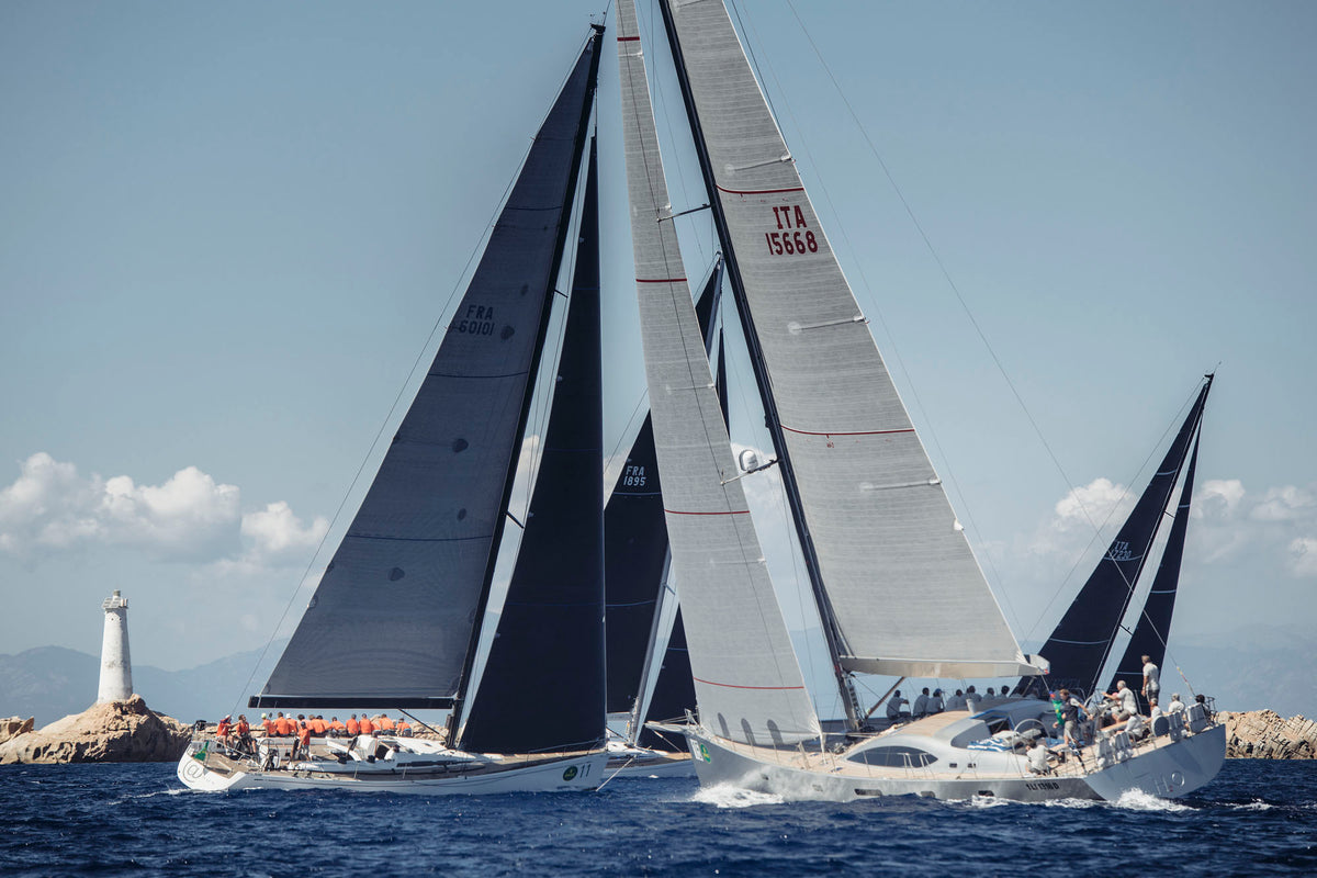 Foto di una regata del circuito Maxi, con le barche in primo piano