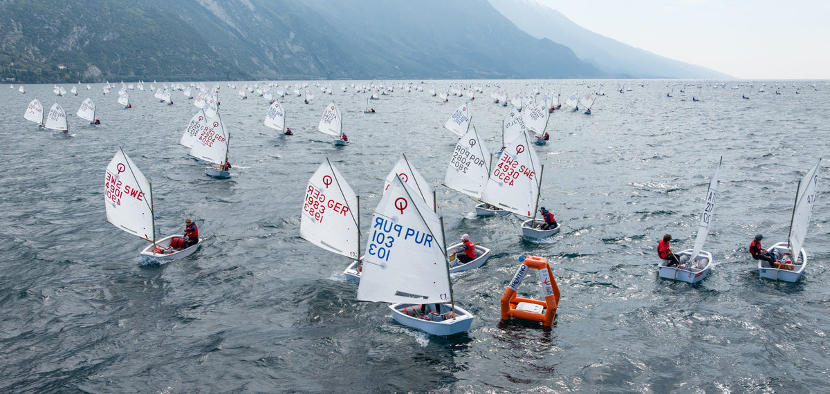 Piccoli velisti che si sfidano durante l'Optimeeting sul Lago di Garda